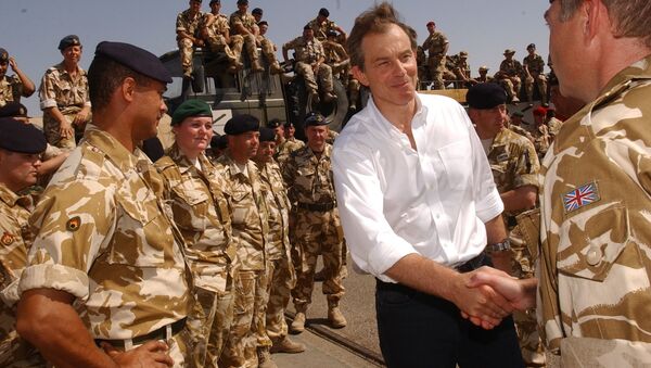 Foto de arquivo. Soldatos britânicos reunem-se com o primeiro-ministro britânico Tony Blair no Iraque. Maio, 29, 2003 - Sputnik Brasil