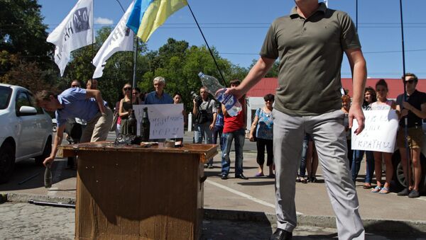 Participants of a protest rally against the halting of import of Ukrainian goods to Russia in front of the Embassy of the Russian Federation in Kiev - Sputnik Brasil
