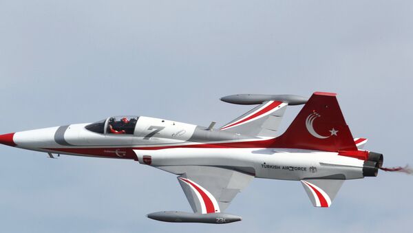 Avião turco Northrop F-5 Freedom Fighter faz manobras durante a celebração de 100 aniversário de Batalha dos Dardanelos, Turquia, abril de 2015 - Sputnik Brasil