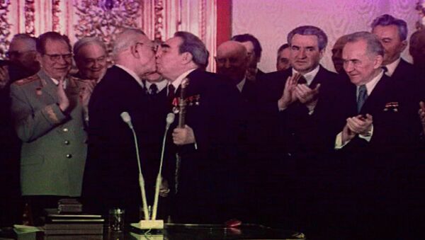Um beijo fraternal de Brezhnev - Sputnik Brasil