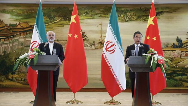 Ministro das Relações Exteriores chinês Wang Yi e o seu homólogo iraniano, Mohammad Javad Zarif - Sputnik Brasil