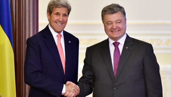 O secretário de Estado dos EUA, John Kerry, em encontro com o presidente da Ucrânia, Pyotr Poroshenko, em Kiev - Sputnik Brasil
