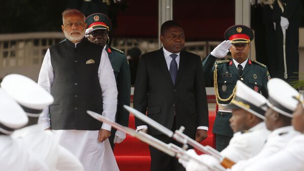 O primeiro-ministro da Índia, Narendra Modi, é acompanhado pelo presidente de Moçambique, Filipe Nyusi, durante o primeiro dia da turnê africana de Modi em 7 de julho de 2016 - Sputnik Brasil