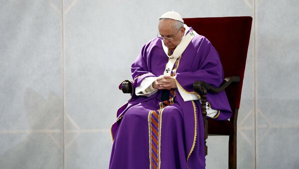 Papa Francisco em oração. - Sputnik Brasil
