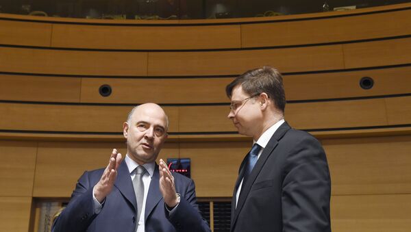 Pierre Moscovici e Valdis Dombrovskis durante um evento em 17 de junho de 2016 - Sputnik Brasil