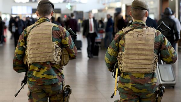Soldados no aeroporto de Bruxelas - Sputnik Brasil