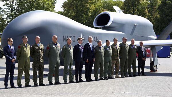 Secretário-geral da OTAN Jens Stoltenberg e militares perante o drone, Varsóvia, Polônia, julho de 2016 - Sputnik Brasil