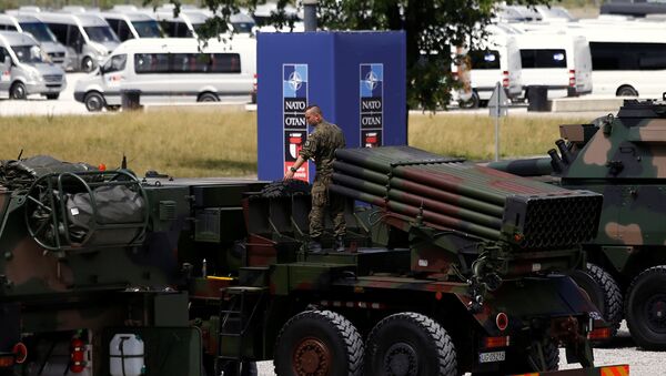 Polish soldier prepares a military exhibition in front of the venue of the NATO Summit, which will start in two days, in Warsaw, Poland, July 6, 2016. - Sputnik Brasil