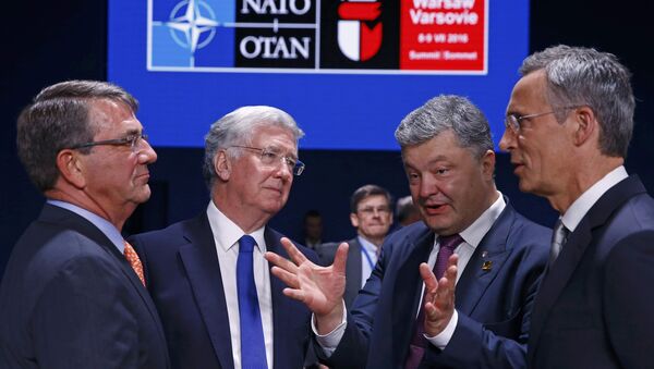 Secretário de Defesa norte-americano Carter, secretário da Defesa britanico Fallon, Presidente da Ucrânia Poroshenko e Secretário Geral da OTAN Stoltenberg assistem a uma sessão de trabalho na Cúpula da OTAN em Varsóvia. 9 de julho, 2016 - Sputnik Brasil