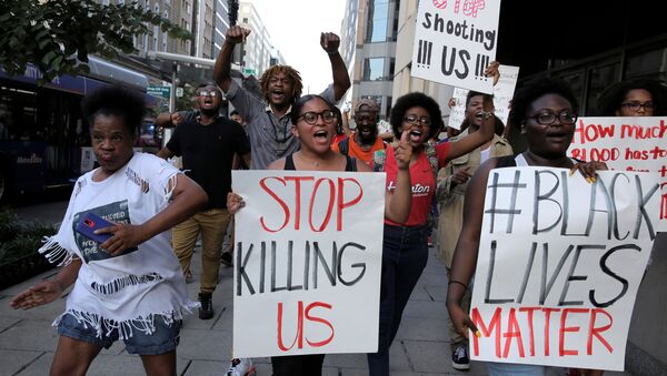 Demonstrators with Black Lives Matter march during a protest in Washington, U.S., July 8, 2016. - Sputnik Brasil