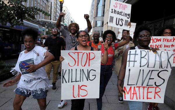 Manifestantes do movimento Black Lives Matter em Washington - Sputnik Brasil