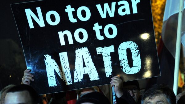 Manifestantes com cartazes dizendo não à guerra, não à OTAN - Sputnik Brasil