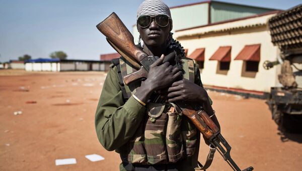 Um militar das forças do presidente do Sudão do Sul - Sputnik Brasil