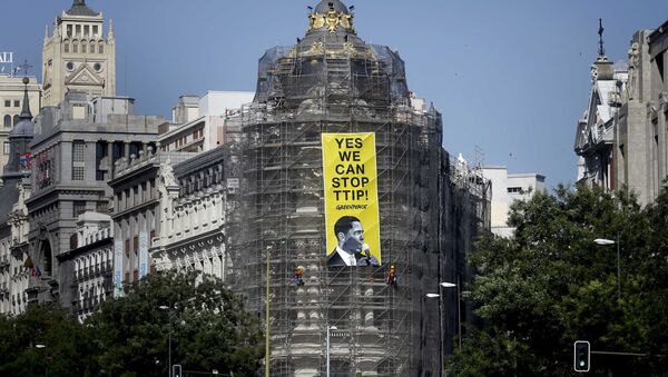 Uma bandeira anti-TTIP em Madrid hasteada pelos ativistas de Greenpeace - Sputnik Brasil
