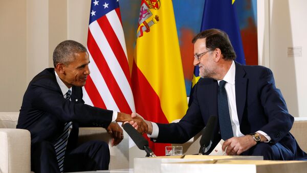 Rajoy and Obama shake hands after speaking to reporters after their meeting at the Palacio de la Moncloa in Madrid, Spain - Sputnik Brasil