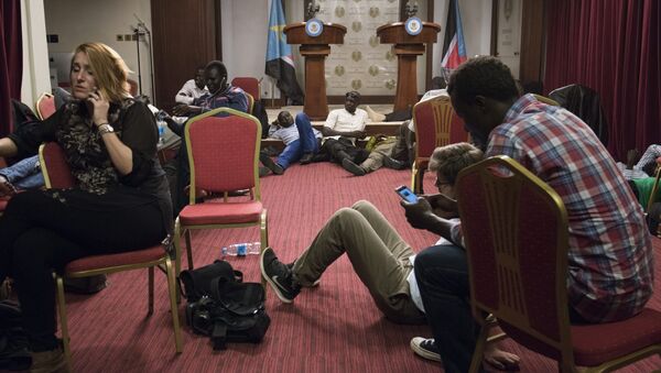 Periodistas en la sala de conferencias durante los enfentamientos al lado del palacio presidencial en Yuba, Sudán del Sur - Sputnik Brasil