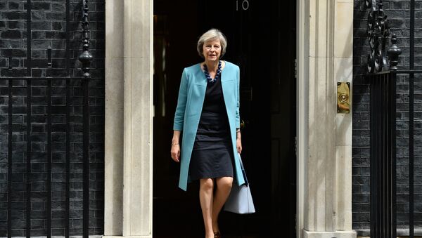 Ministra dos Assuntos Internos britânica Theresa May saí da residência do primeiro-ministro em Downing Street, 10, Londres, Reino Unido, 27 de junho de 2016 - Sputnik Brasil
