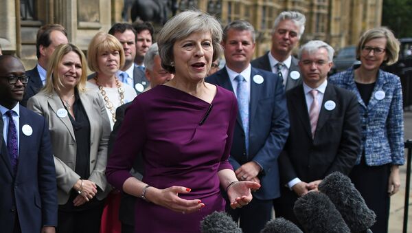 Ministra dos Assuntos Internos do Reino Unido Theresa May fala aos jornalistas perto de entrada ao Palácio de Westminster, Londres, Reino Unido, 7 de julho de 2016 - Sputnik Brasil