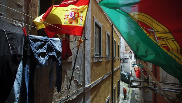 Bandeiras de Portugal e Espanha em balcões numa rua estreita em Lisboa - Sputnik Brasil