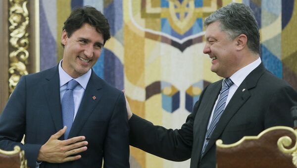 Ukrainian President Petro Poroshenko, right, and Canadian Prime Minister Justin Trudeau smile as they talk to each other during a signing ceremony in Kiev, Ukraine, Monday, July 11, 2016 - Sputnik Brasil