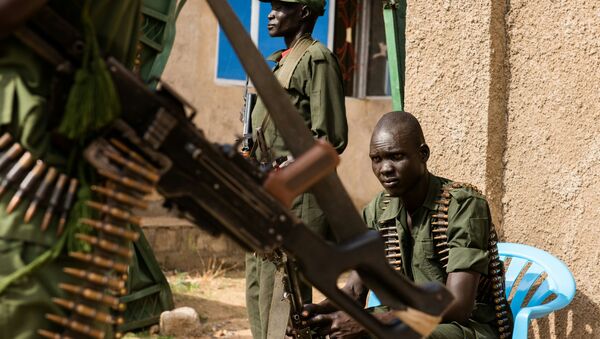 Um grupo de soldados rebeldes do Sudão do Sul no seu posto em Juba em 25 de abril de 2016, data da chegada do seu comandante Simon Gatwech Dual - Sputnik Brasil