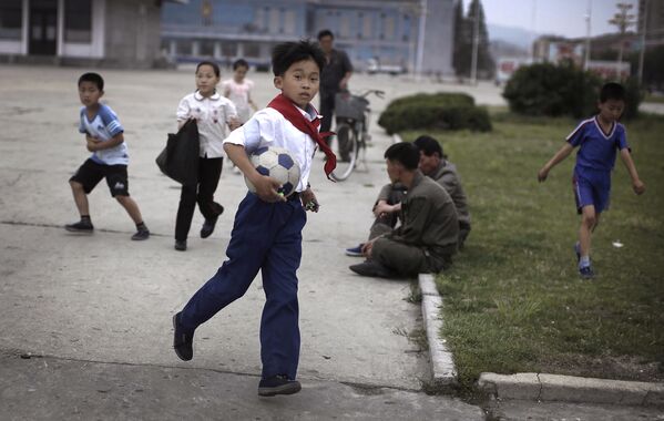 Um carro na Coreia do Norte é um raro símbolo de luxo. É por isso que as crianças são capazes de jogar futebol em estradas vazias. - Sputnik Brasil