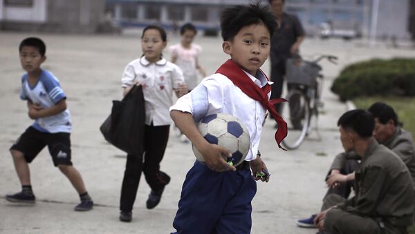 Um carro na Coreia do Norte é um raro símbolo de luxo. É por isso que as crianças são capazes de jogar futebol em estradas vazias. - Sputnik Brasil
