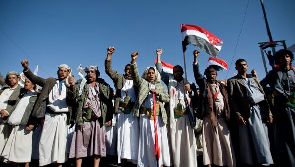 Houthi Shia Yemenis chant slogans during a rally to show support for their comrades in Sanaa, Yemen. - Sputnik Brasil