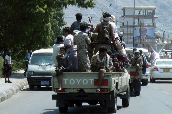 Miliatares leias ao governo do Iêmen patrulham a cidade de Aden - Sputnik Brasil