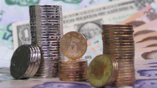 Moedas e notas de yuan chinês em torno de um dólar norte-americano - Sputnik Brasil