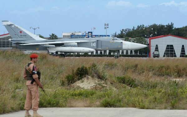 Avião russo Su-24 na pista de decolagem, base aérea de Hmeymim, Síria - Sputnik Brasil