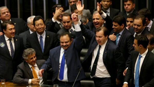 Deputado Rodrigo Maia celebrando após ser eleito como o novo presidente da Câmara - Sputnik Brasil