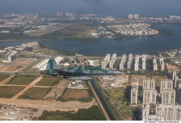 Caça F-5 da FAB em voo de interceptação - Sputnik Brasil