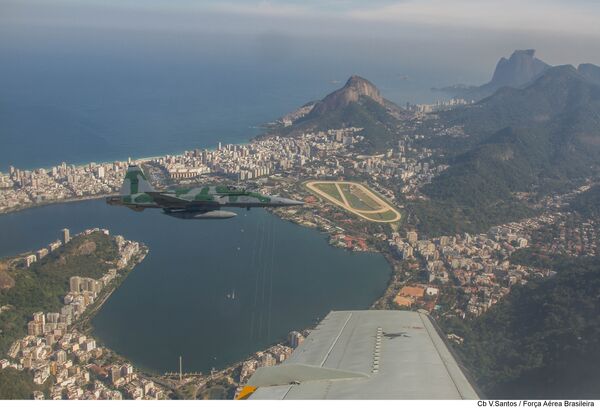 Caça F-5 da FAB em voo de interceptação - Sputnik Brasil