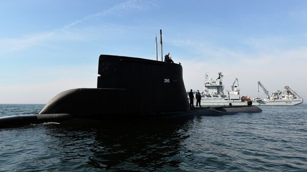 Submarino ORP Sep e navio da Suécia HSWMS durante os exercícios militares da OTAN - Sputnik Brasil
