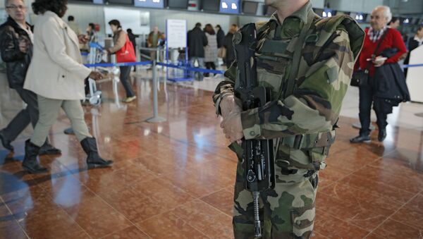 Um soldado no aeroporto de Nice (França) - Sputnik Brasil