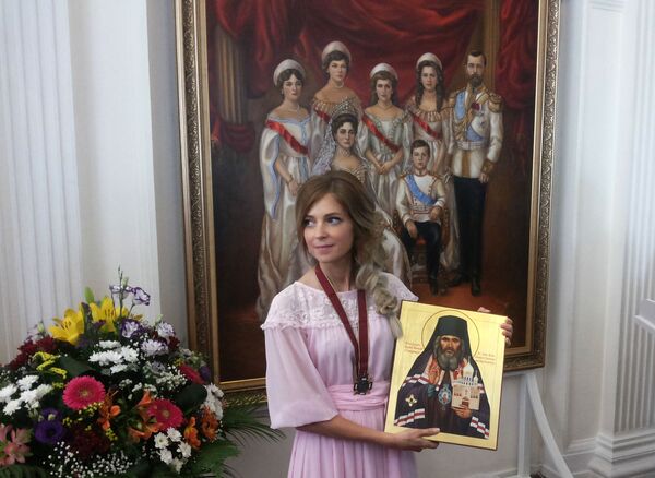 Natalia Poklonskaya presenteou a ex-residência do Imperador russo com retrato dele em família. - Sputnik Brasil