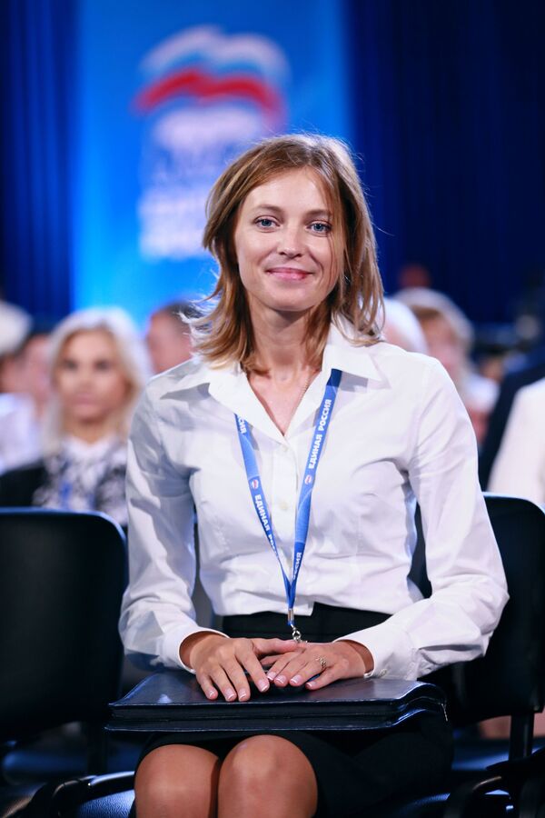 No congresso do partido “Rússia unida” Natalia Poklonskaya foi com vestido clássico. - Sputnik Brasil
