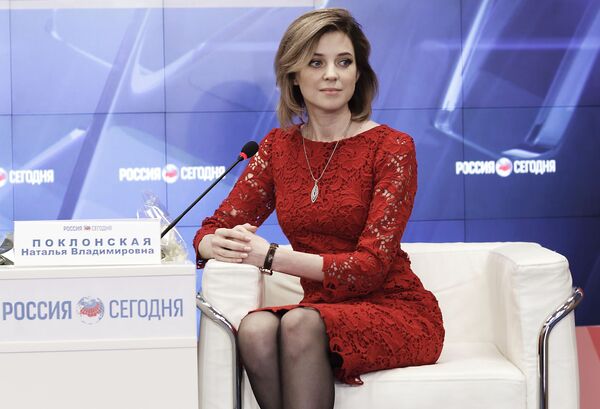 Pela primeira vez Natalia Poklonskaya apareceu em público de vestido em 18 março de 2016 - Sputnik Brasil