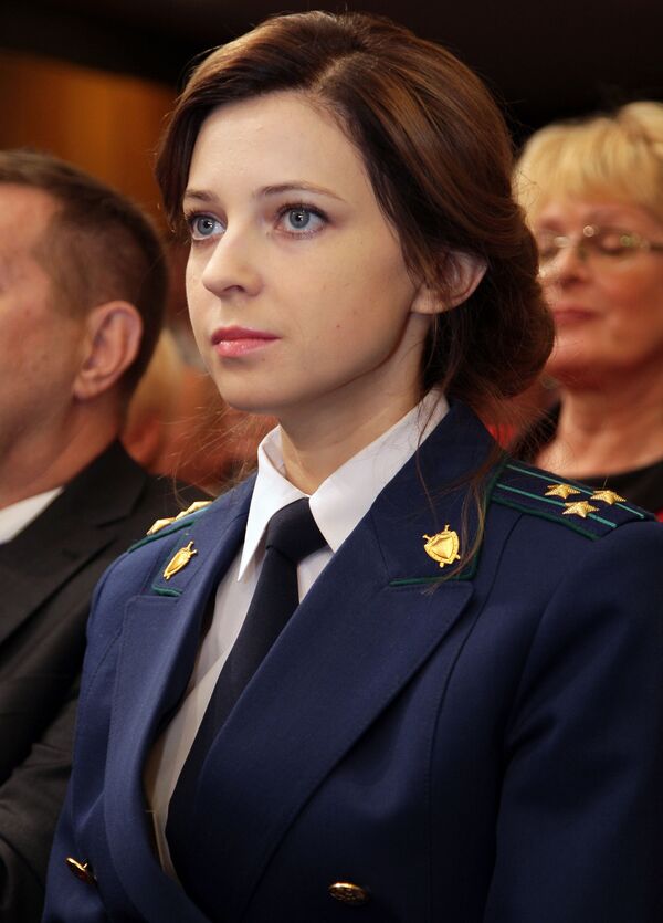 A mídia fala regularmente sobre Natalia Poklonskaya. Nada passa despercebido – um novo penteado, cor do cabelo, etc. - Sputnik Brasil