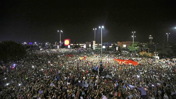 Multidão de pessoas saiu às ruas contra o golpe militar em Istambul, muitos se reuniram do lado de fora do Aeroporto de Istambul Atatürk - Sputnik Brasil