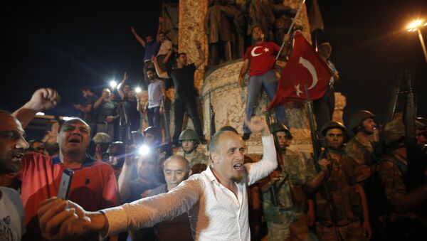 Manifestantes protestam contra o golpe militar na Praça Taksim, em Istambul - Sputnik Brasil