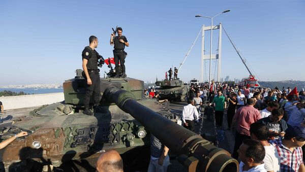 Policiais estão em um veículo militar depois que as tropas envolvidas no golpe se renderam na Ponte do Bósforo, em Istambul, Turquia 16 de julho de 2016. - Sputnik Brasil