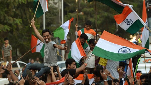 Fãs indianos acenam bandeiras nacionais depois que a Índia ganhou o jogo na Copa do Mundo de Cricket 2015 cricket contra o Paquistão, nas ruas de Mumbai. 15, fevereiro, 2015 - Sputnik Brasil