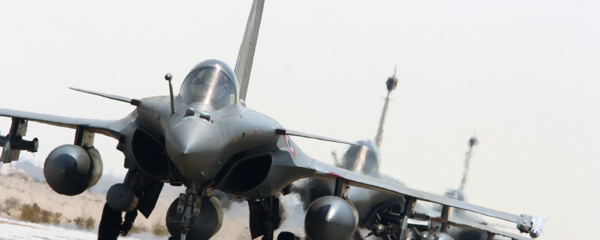 Caças Rafale da Força Aérea da França se prerarem apoiar a coalizão internacional contra o Estado Islâmico, 27 de setembro de 2015 - Sputnik Brasil, 1920, 11.10.2022