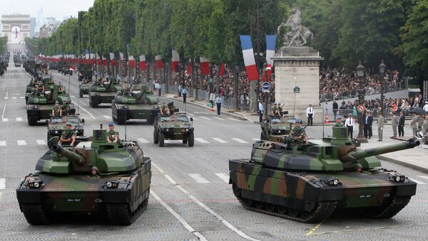 Tanques Leclerc em parada no Dia da Bastilha, na Champs-Elysees, em Paris, França - Sputnik Brasil