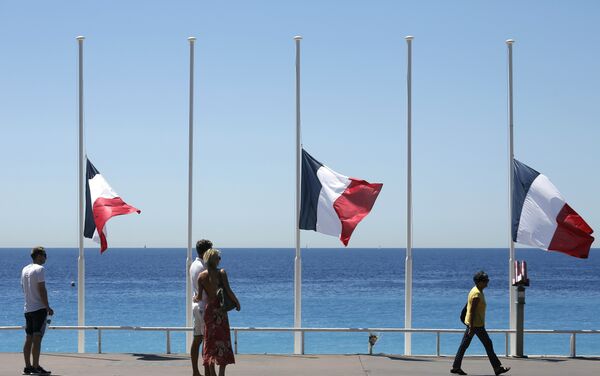 Bandeiras francesas baixadas - Sputnik Brasil