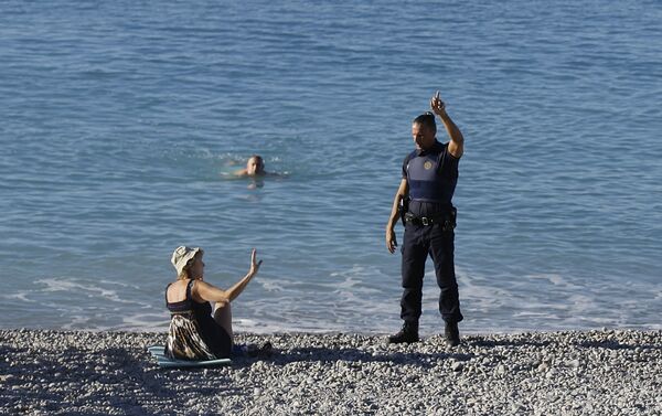 Um policial pede a nadadores para deixarem a praia - Sputnik Brasil