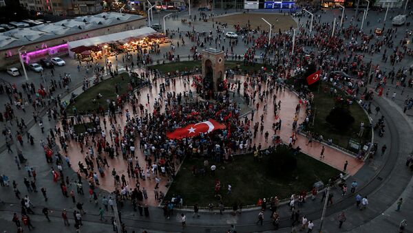 Una reunión progubernamental en la plaza de Taksim en Ankara el día después de la sublevación - Sputnik Brasil