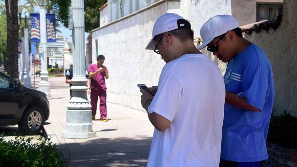 Dois americanos jogando novo aplicativo Pokémon Go - Sputnik Brasil
